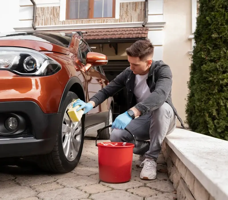 Lavage auto à domicile Saint-Germain-Laval : professionnel intervenant sur un véhicule